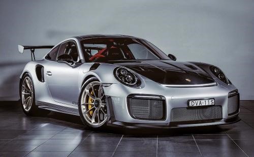 接近碰撞的保时捷911 GT2 RS看起来极品飞车坏了