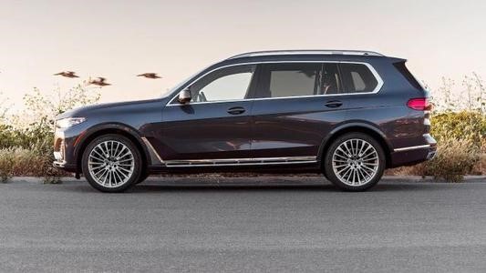 BMW X7出现在路上摄影师疯狂拍摄