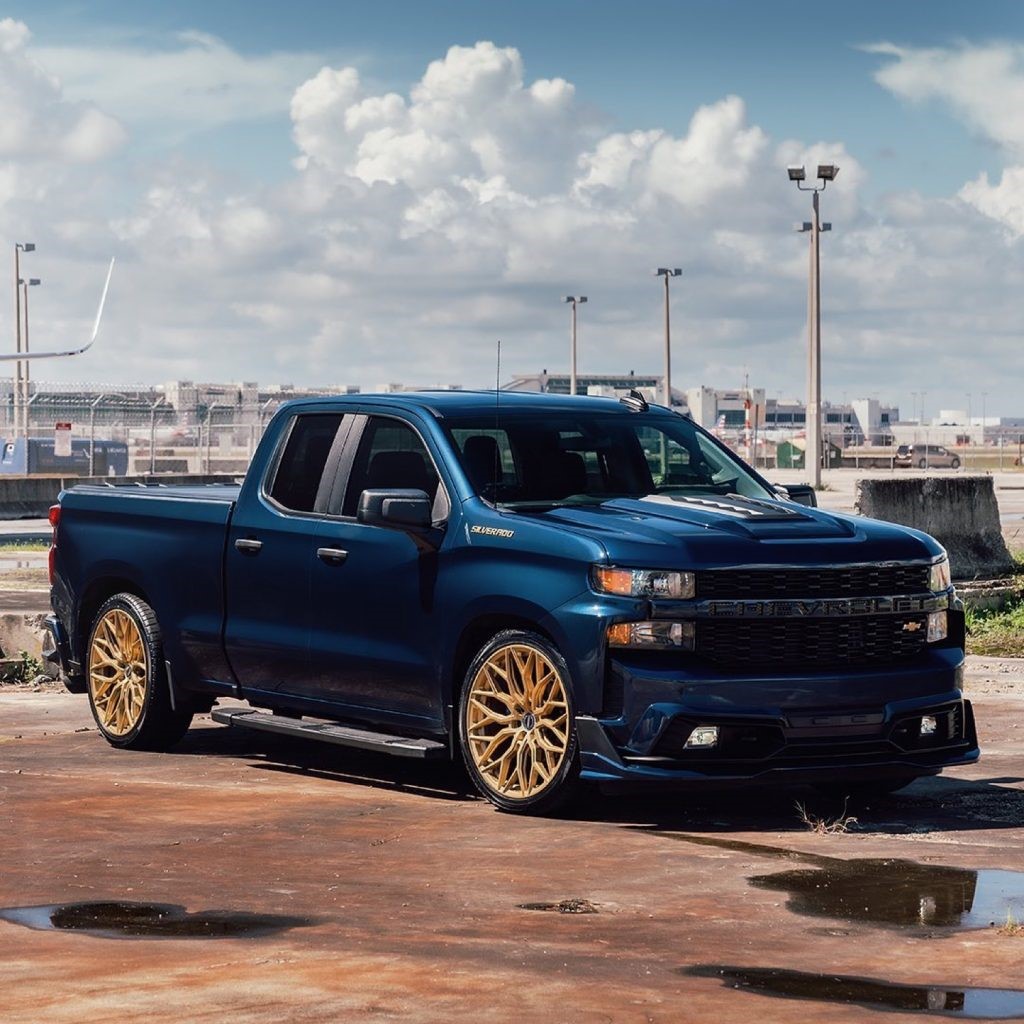 雪佛兰Silverado 1500在新的Vossen HF6-3车轮上看起来很重要