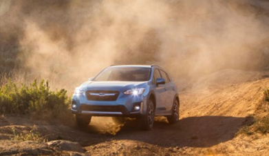 该2020斯巴鲁Crosstrek  如果配备有CVT，都为一个相对较小的价格上涨，现在自带的视力驾驶辅助套件标准。标准Crosstreks预计将加价250美元，对于配备六速手动变速箱的基本车型，总计可达到23,155美元。插电式混合动力车型的价格为36,155美元。    斯巴鲁的EyeSight套件将自动紧急制动，向前碰撞警告，车道保持辅助以及车道偏离和摇摆警告结合在一起。您可以通过选装件套件（在有限饰件和混合动力车上标配）进一步在更高的饰件上进行扩展，该选件包增加了盲点监控，后方交通警示，后方自动紧急制动和自动远光灯。其他变化包括在仅汽油的2020 Subaru Crosstrek上增加了SI-Drive选择器，从而增加了智能和运动模式，并在配备CVT的车型上增加了发动机起/停系统。自动气候控制现在也已成为标准配置。  为2020 Subaru Crosstrek提供动力的是一款2.0 升平四驱车，功率为152 hp，扭矩为145 lb-ft。混合动力车型使用相同的发动机，但增加了电动机和8.8 kWh的锂离子电池。这使它在EV模式下可以行驶17英里。混合动力系统的总输出功率为148 hp。根据EPA估算，燃油箱和电池加满油后的最大续航里程为480英里。仅汽油的Crosstrek在CVT和城市/公路使用时的环保等级为27/33 mpg，在手册中为22/29 mpg。