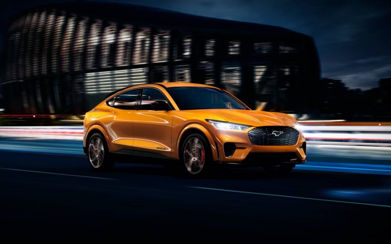 2021年的Mustang Mach-E GT在福特的新款Cyber​​ Orange中看起来很史诗