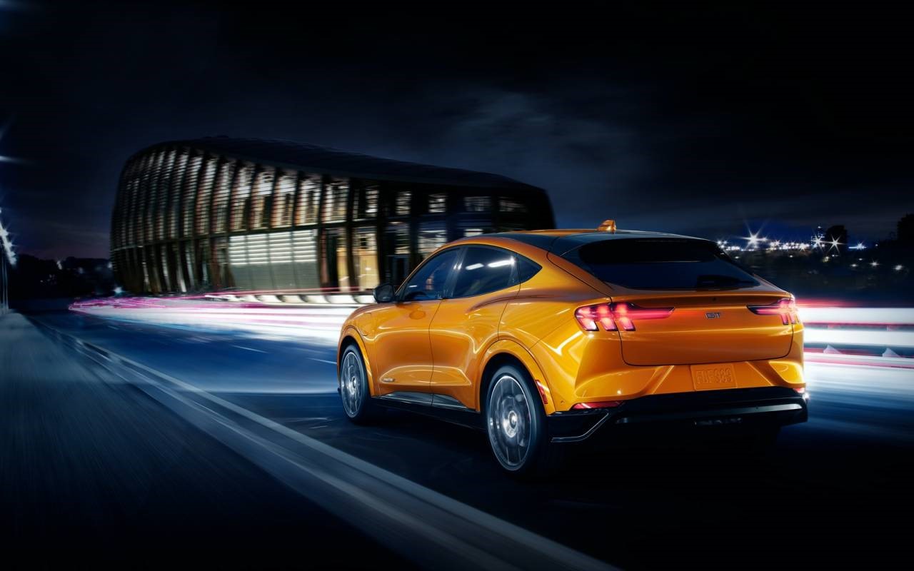 2021年的Mustang Mach-E GT在福特的新款Cyber​​ Orange中看起来很史诗