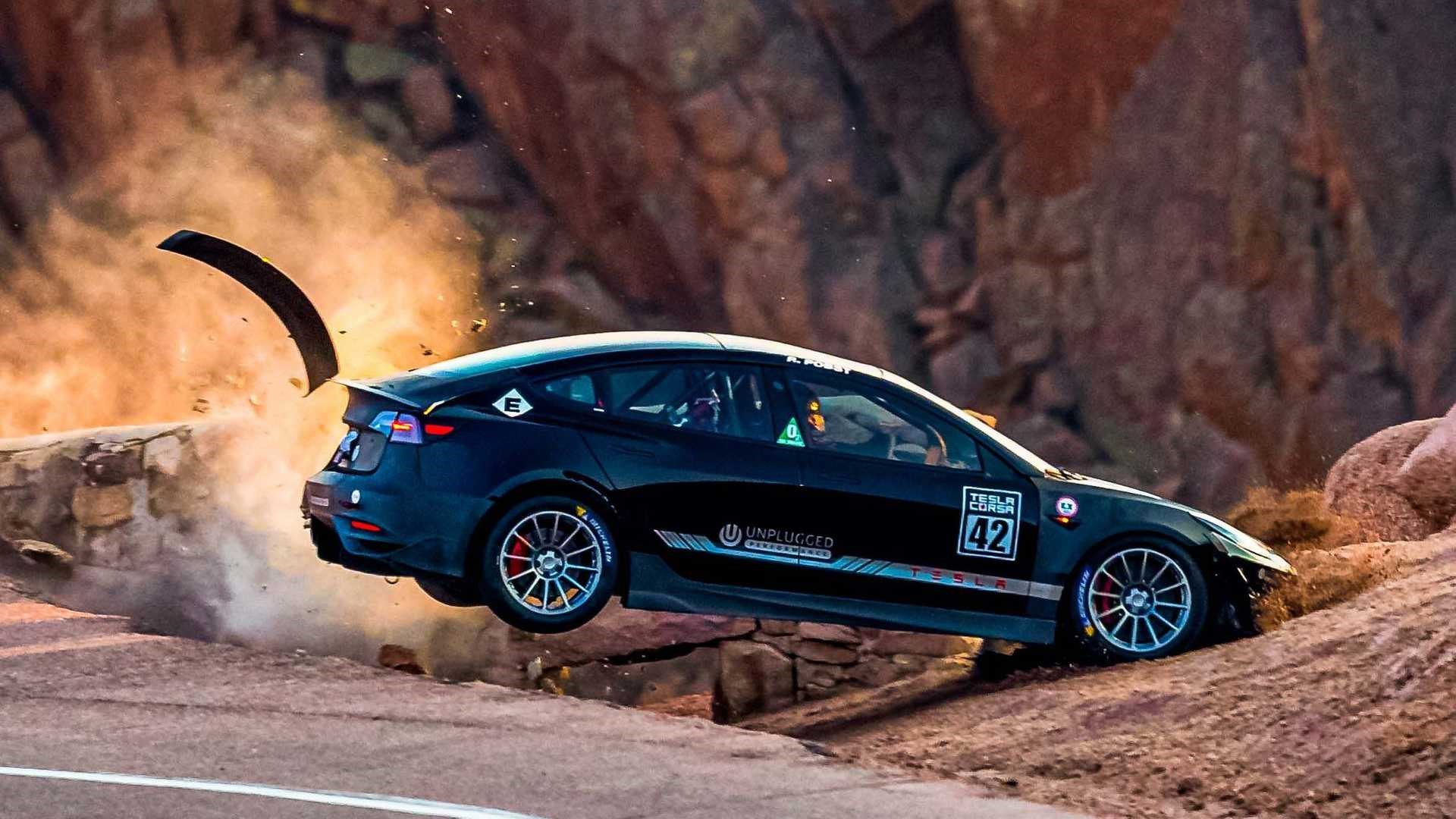 特斯拉Model 3 派克峰（Pikes Peak）碰撞照片是疯狂的紧张