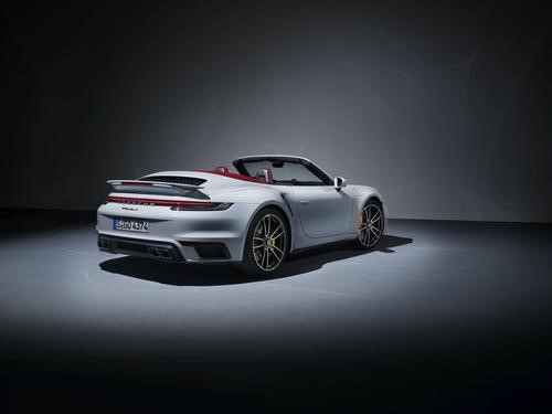 保时捷911 Turbo在驶离汽车时撞毁驾驶员实为傻瓜