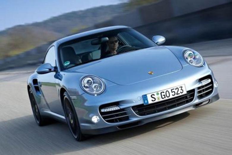 2020年保时捷911Turbo Coupe和Cabriolet几乎没有伪装被发现