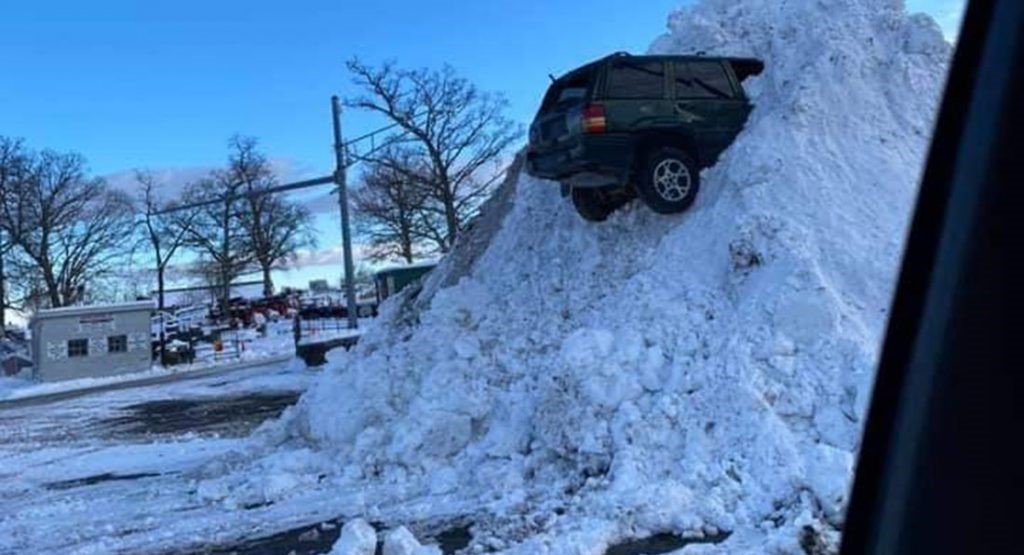 这辆吉普车怎么会陷在这么高的雪堆里?