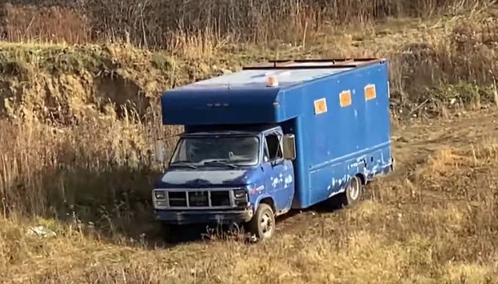 看一辆老GMC Vandura吸入大量空气